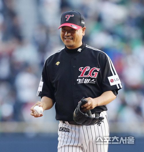 이상훈이 LG 유니폼을 입고 시구자로 나섰다. 사진 | 스포츠서울 DB