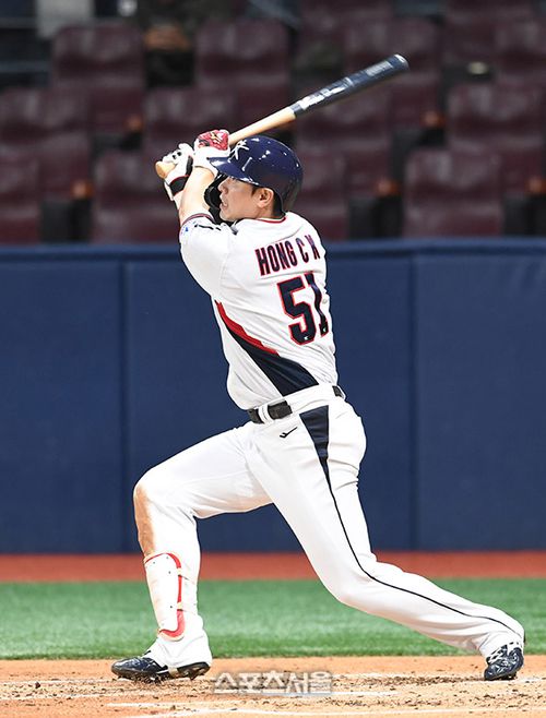 대한민국 야구 대표팀의 홍창기가 6일 고척스카이돔에서 열린 상무와의 평가전 3회말 우익수 뜬공을 치고 있다. 2024. 11. 6. 고척 | 박진업 기자 upandup@spotsseoul.com