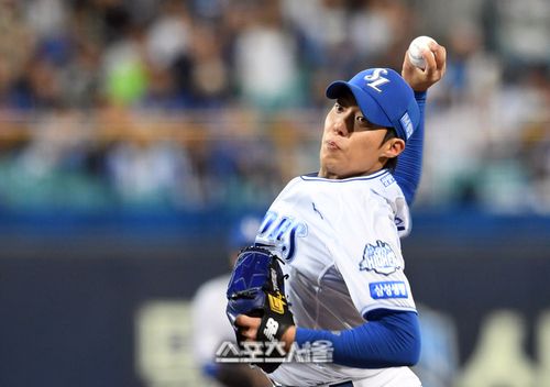 삼성 원태인이 22일 대구삼성라이온즈파크에서 열린 2025 KBO리그 한화와 플레이오프 4차전에 선발 등판해 힘차게 공을 던지고 있다. 대구 | 박진업 기자 upandup@sportsseoul.com