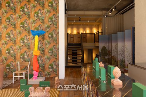 ‘T’를 닮은 우고 론디노네 작품이 환영해 주는 탈리다쿰 쇼룸, TK& 신사.