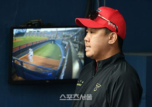 KIA 이범호 감독이 4일 잠실구장에서 열린 2025 KBO리그 두산과 경기에서 선수들의 플레이를 지켜보고 있다. 2025. 6. 4. 잠실 | 박진업 기자 upandup@sportsseoul.com