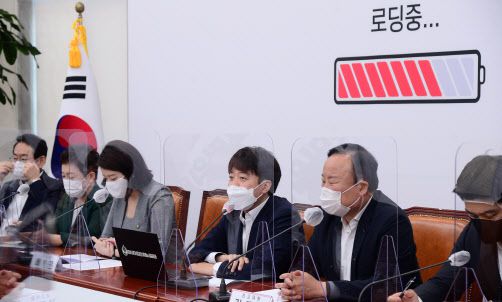 이준석(오른쪽 세번째) 국민의힘 대표가 26일 국회에서 열린 최고위원회의에서 발언하고 있다.(사진=연합뉴스)