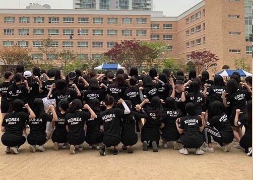 한 고등학교 남녀 학생들이 '반티'로 로카티를 맞춰입은 모습. 때 안 타는 검정색에다 브랜드도 없어 특정한 정체성을 드러내기 싫어하는 10대들에게, 로카티는 '가성비 인싸템'이다. /인터넷 커뮤니티