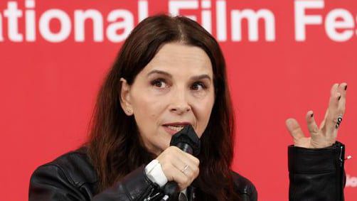 배우 겸 감독 쥘리에트 비노슈가 25일 부산 해운대구 우동 영화의전당에서 열린 제30회 부산국제영화제 줄리엣 비노쉬 기자간담회에 참석하고 있다./연합뉴스