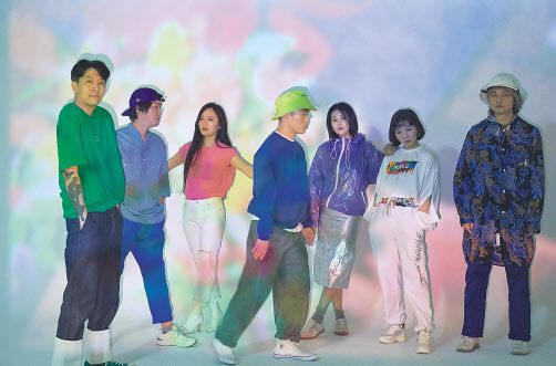 등장과 동시에 주목받은 이날치 밴드는 판소리 ‘수궁가’를 네 명의 소리꾼(안이호 권송희 이나래 신유진), 두 명의 베이스(장영규 정중엽), 한명의 드럼(이철희)으로 선보이며 새로운 시대의 전통음악이자 팝음악으로 주목받고 있다. [매니지먼트 잔파 제공]