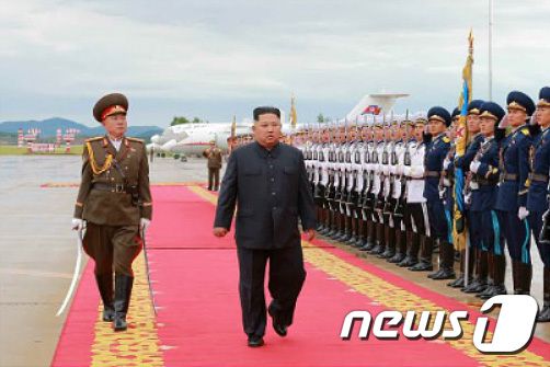 (평양 노동신문=뉴스1) =김정은 북한 노동당 총비서가 지난 2018년 북미정상회담을 위해 싱가포르로 떠나는 모습. 북한 의장대가 김 총비서의 환송을 위해 비행기 앞에 일렬로 서있다. 2018.6.11/뉴스1