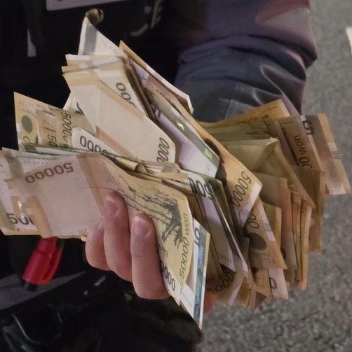 [뉴시스]을지로 4가 인근에서 오만원권이 흩뿌려진 채로 발견됐다. (사진 = kiki39n 인스타그램 캡처) *재판매 및 DB 금지