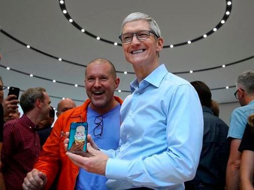 팀쿡 애플 최고경영자(오른쪽)와 조너선 아이브(왼쪽)가 아이폰X를 들고 포즈를 취하고 있다.