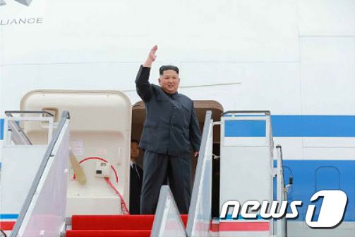 (평양 노동신문=뉴스1) =김정은 북한 노동당 총비서가 북미정상회담을 위해 싱가포르로 떠나는 모습. 당시 시진핑 중국 국가주석은 김 총비서의 노후화된 전용기를 대신해 자신의 비행기를 제공해줬다. 2018.6.11/뉴스1