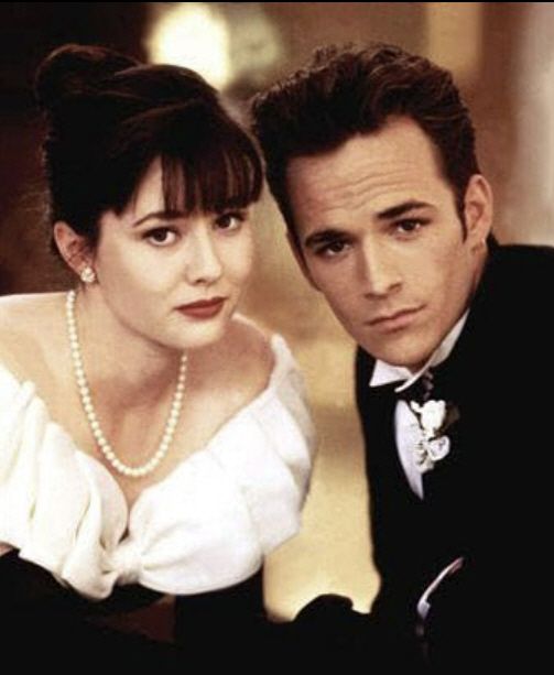 드라마 '베버리힐즈의 아이들'에서 연인으로 호흡을 맞췄던 루크 페리(오른쪽)와 섀년 도허티의 전성기 시절 모습이다. 페리가 지난 2019년 뇌졸중으로 사망한데 이어, 도허티도 오랜 암 투병으로 숨져 드라마 팬들의 가슴을 아프게 하고 있다./출처=IMDB