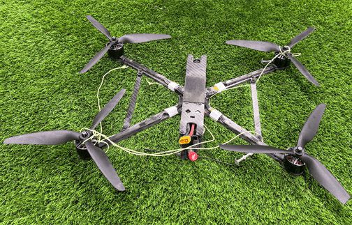 랩 테크놀로지스의 무인기가 발사한 케블라 섬유 때문에 프로펠러가 작동 불능에 빠져 추락한 미상의 무인기 모습. 케블라 섬유를 쏘는 무인기는 군사 용도로도 사용 가능하다. 랩 테크놀로지스 제공