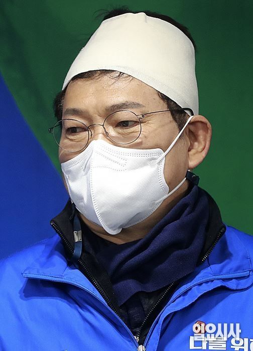 3·9 대선 당시 극우 유튜버로부터 둔기로 폭행당했던 송영길 전 더불어민주당 대표가 머리에 붕대를 두른 채 일정을 소화하고 있다. ⓒ고성준 기자