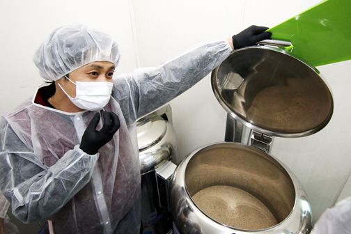 김명길 발효공방1991 양조사가 지난 18일 경상북도 영양에 위치한 100년 전통의 양조장 '발효공방1991'에서 막걸리 제조 과정에 대해 설명하고 있다. [사진=교촌에프앤비]