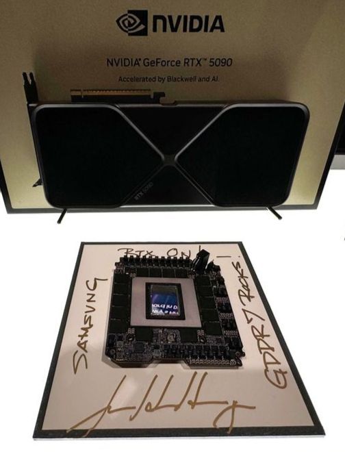 지난 3월 21일(현지시간) 젠슨 황 엔비디아 최고경영자(CEO)가 연례 개발자 콘퍼런스 GTC 2025에서 삼성전자 부스를 찾아 GDDR7 제품에 '삼성'(SAMSUNG)이라는 단어와 함께 'GDDR7 최고!'(GDDR7 Rocks!), 'RTX는 계속된다'(RTX ON!)라는 문구를 넣어 사인했다. 연합뉴스