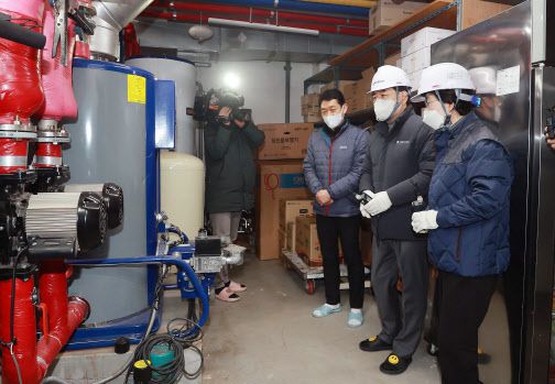 (왼쪽 2번째부터) 이창양 산업통상자원부 장관과 최연혜 한국가스공사 사장이 지난 1월29일 서울 정릉노인요양원을 찾아 이곳 난방을 위한 도시가스 설비를 살펴보고 있다. (사진=산업부)