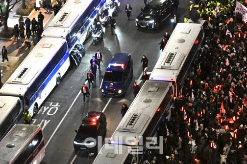 [이데일리 노진환 기자] 내란 우두머리 혐의를 받고 있는 윤석열 대통령이 18일 오후 서울 서부지방법원에서 열린 구속전 피의자심문을 마친 뒤 법무부 호송차량으로 서울구치소로 돌아가고 있다.