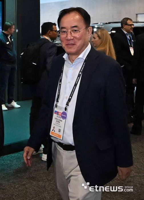 정철동 LG디스플레이 사장이 CES 2026이 열린 미국 네바다주 라스베이거스 LVCC 웨스트홀을 둘러보고 있다. 라스베이거스=이동근기자 foto@etnews.com