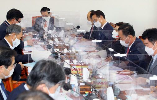 내년도 예산안 처리 시한이 임박했지만 여야가 법정 처리 시한인 12월 2일까지 예산안을 처리할지는 여전히 미지수다.(사진=연합뉴스)