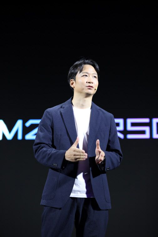 송재준 컴투스 대표가 25일 서울 여의도 콘래드호텔에서 열린 컴투버스 미디어데이에서 환영사를 하고 있다. (사진=컴투스)