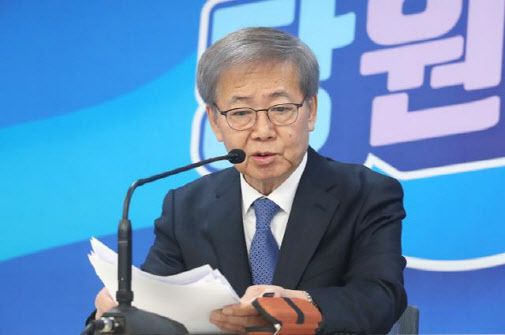 임혁백 더불어민주당 중앙당공직선거후보자추천관리위원장이 6일 오전 서울 여의도 민주당 중앙당사에서 기자회견을 갖고 4·10 총선 1차 심사 결과를 발표하고 있다. (사진=뉴스1)