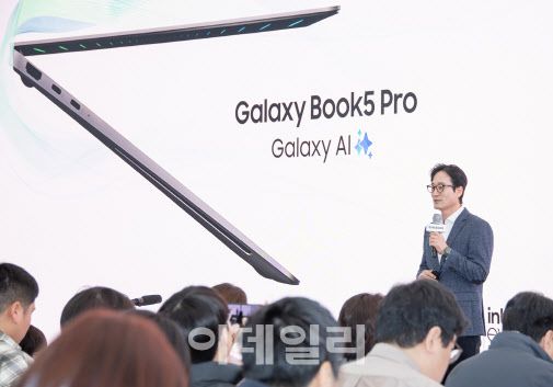 임성택 삼성전자 한국총괄 부사장이 12일 서울 서초구 삼성 강남에서 열린 ‘갤럭시 북5 프로(Pro)’ 미디어 브리핑에서 인사말하고 있다. 북5 프로는 삼성전자의 자체 인공지능(AI) ‘갤럭시 AI’와 마이크로소프트(MS)의 AI 모델 ‘코파일럿+’를 함께 탑재해 더욱 향상된 AI 경험을 제공한다(사진=삼성전자)