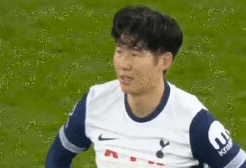 손흥민(토트넘 홋스퍼)이 9일(한국시각) 첼시와의 경기에서 역전패당한 후 아쉬워하고 있다. /X(옛 트위터)