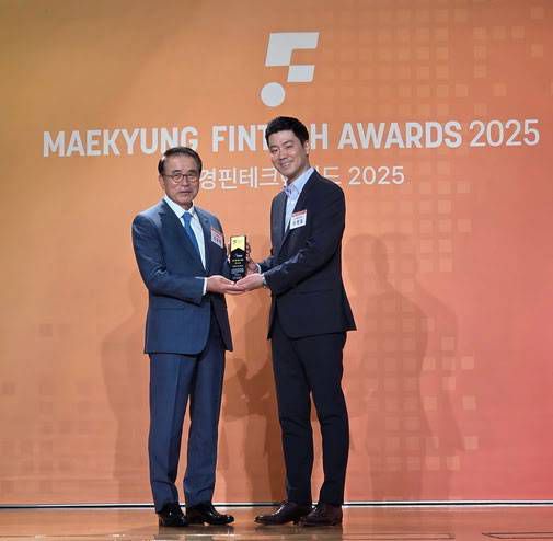 기념촬영하는 조용병 은행연합회 회장(왼쪽)과 이정일 머니스테이션 대표(오른쪽) / 출처=머니스테이션