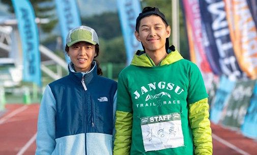김영록 대표(오른쪽)가 아내 박하영 씨와 함께 장수트레일레이스 대회를 개최하는 전북 장수종합운동장에서 밝게 웃고 있다. 산 달리기를 좋아한 그는 트레일러닝대회를 만들어 아내 고향 전북 장수에 활기를 불어넣고 있다. 김영록 대표 제공.