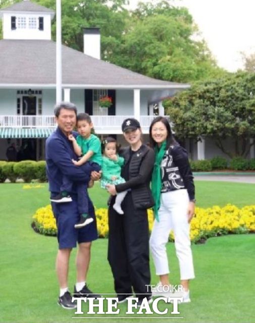 2024년 마스터스 포토존에서 살짝 개인카메라로 찍은 안재형 회장의 가족사진. 왼쪽이 안재형 회장, 오른쪽 두 번째가 자오즈민 씨. / 안재형