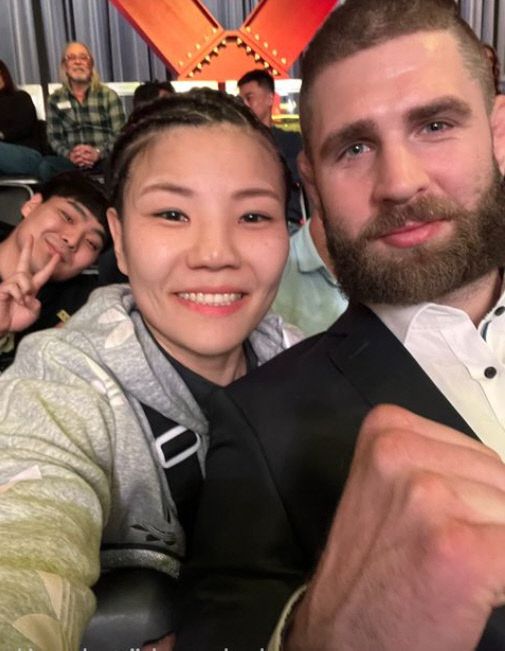 김지연(왼쪽)과 UFC 라이트헤비급 랭킹 1위 이리 프로하즈카. 출처 | 김지연 채널