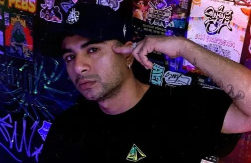 페루 힙합 가수 트루코(Trvko·본명 에두아르도 루이스)가 리마 도심 시위 현장에서 국가경찰 소속 요원의 총격을 받고 숨졌다. 사진은 생전 공연 준비 중이던 트루코의 모습. 출처=트루코 인스타그램