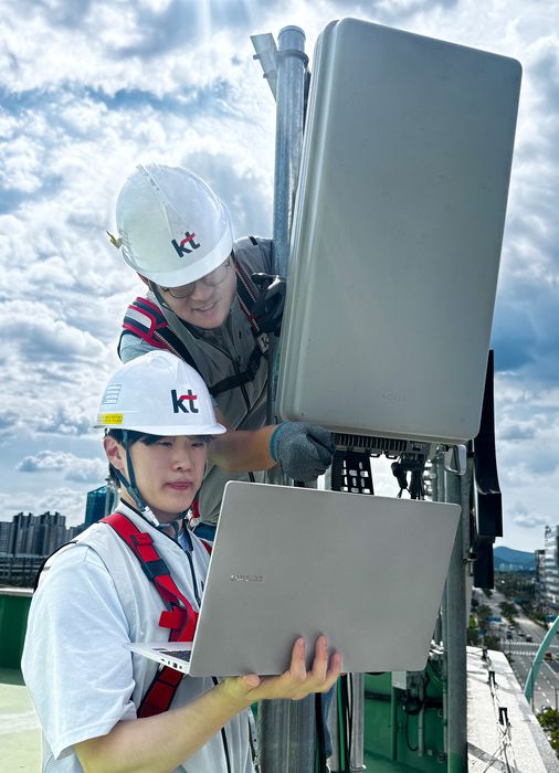 KT 직원들이 AI-RAN 기술 검증을 진행하는 모습