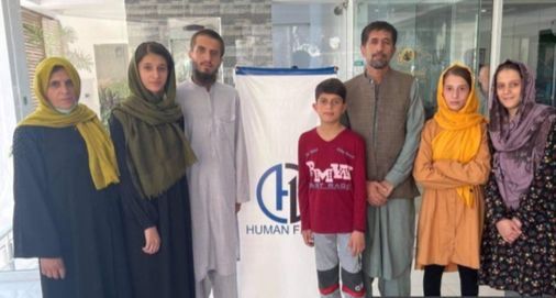 아프간을 극적으로 탈출한 바이든의 전 통역사 아만 할릴리(오른쪽 셋째)와 가족들. [BBC 캡처]