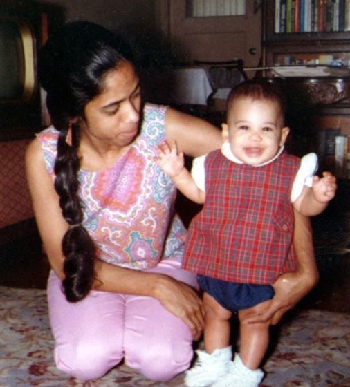 어머니 옆에 서있는 어린시절의 해리스 의원. [사진=카멀라 해리스 인스타그램]