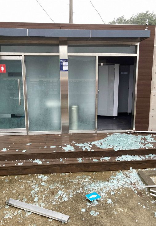 제8호 태풍 '바비'가 서해로 북상한 27일 충남 태안군 소원면 만리포해수욕장 공중화장실 유리창이 깨져 있다(사진=연합뉴스)