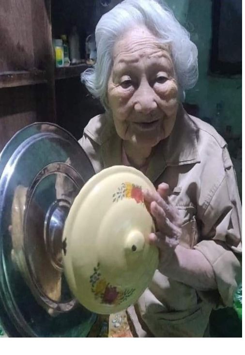 미얀마 쿠테타에 항의하는 미얀마 국민. 미얀마에서 냄비를 두드리는 행위는 악마를 쫓아내는 행동을 의미라고 전해진다. (사진제공= 미얀마 출신 인권운동가 소모뚜)