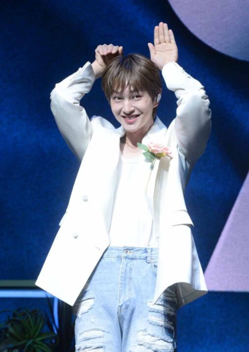 샤이니 온유가 15일 서울 영등포구 명화라이브홀에서 진행된 두 번째 정규앨범 '퍼센트'(PERCENT)'발매기념 쇼케이스에서 포즈를 취하고 있다. 김두홍 기자