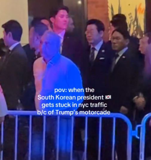뉴욕 거리에서 트럼프 대통령의 차량 행렬 때문에 발이 묶인 이재명 대통령 모습. 틱톡@tigerroompod 갈무리