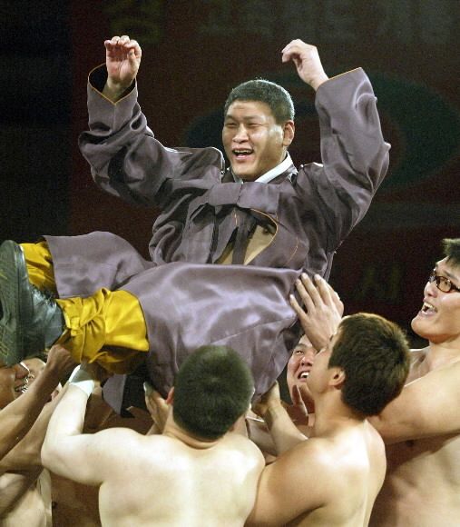 충남 천안 유관순체육관에서 열린 2004 천안장사 씨름대회 1일째, 단체전 결승에서 우승한 신창건설씨름단 선수들이 이준희 감독을 헹가래하고 있다. 서울신문 DB