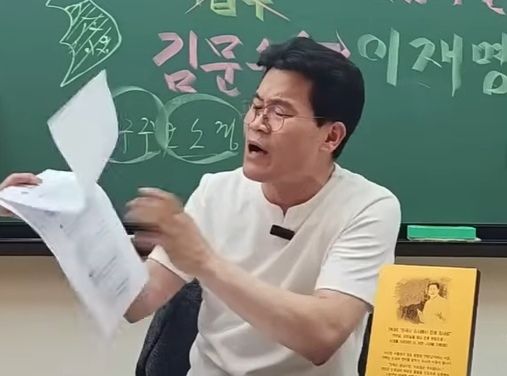 지난 14일 은퇴를 선언한 한국사 강사 전한길씨가 16일 자신의 유튜브 채널에서 “유튜브 수퍼챗이 막혔다”며 이에 대해 구글에 문의해 받은 답변을 공개하고 있다. 자료 : 유튜브 ‘꽃보다전한길’