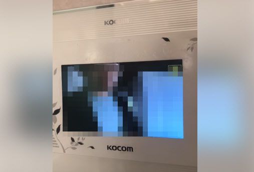 조국 전 법무부 장관 딸 조양의 집에 찾아가 초인종 누른 남성 기자. (사진=조 전 장관 페이스북)