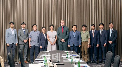 20일 서울에서 열린 라이트재단 평의회-게이츠재단 간담회 후 기념사진을 찍는 참가자들의 모습 (사진=라이트재단)