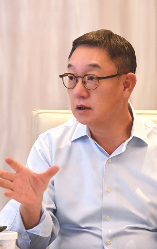 현신균 LG CNS 사장이 7일(현지시간) 미국 라스베이거스에서 기자들과 인터뷰를 하고 있다.(사진=LG CNS)