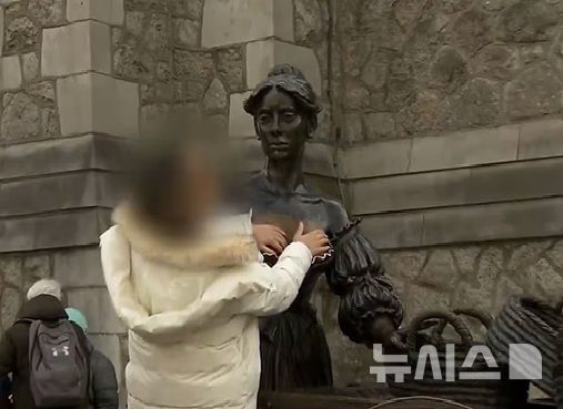 [뉴시스]관광객들은 동상 가슴에 손을 댄 채 인증 사진을 남기고 있다. (사진=데일리메일) 2025.8.31