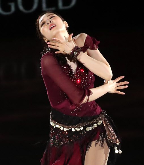 피겨퀸 1년만에 오른 은반 - 김연아가 6일 오후 서울 송파구 올림픽공원  KSPO돔에서 열린  올댓스케이트 2019 아이스쇼에서 새 갈라 프로그램 ‘다크아이즈(Variations on Dark Eyes)’를 선보이고 있다. 2019.6.6 연합뉴스