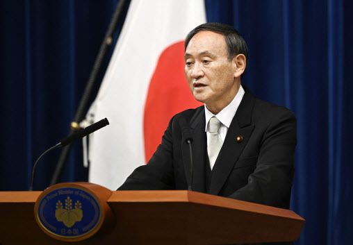 스가 요시히데(菅義偉) 일본 총리가 16일 오후 9시 관저에서 취임 후 첫 기자회견을 열고 있다. 연합뉴스 제공.