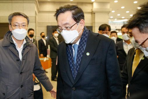 손태승 우리금융그룹 회장이 25일 오후 서울 여의도 금융감독원에서 열린 라임자산운용 펀드 판매와 관련된 제재심의위원회에 출석하고 있다. (사진=뉴스1)