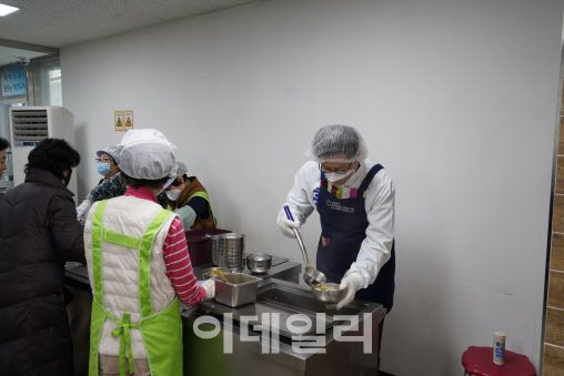 우면사회복지관 배식봉사 중인 홍익표 민주당 원내대표 (민주당 원내대표실 제공)