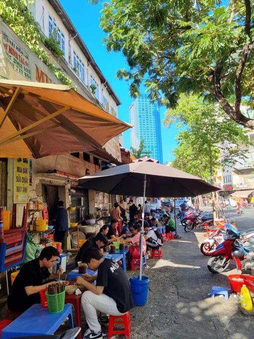 베트남 호찌민시 길거리에서 삼삼오오 모여있는 베트남 청년들. 2025년 1분기 베트남의 15~34세 청년 중 학교를 다니지 않거나 직업 교육을 받지도 않으며 일도 하지 않는 '3무 청년'은 135만명이었다. /호찌민=이미지 기자