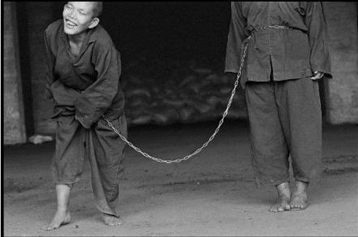 Mental patients, Lung-Fa Tang Temple, Kaohsiung, Taiwan, 1998 ? Chien-Chi Chang/Magnum Photos *재판매 및 DB 금지